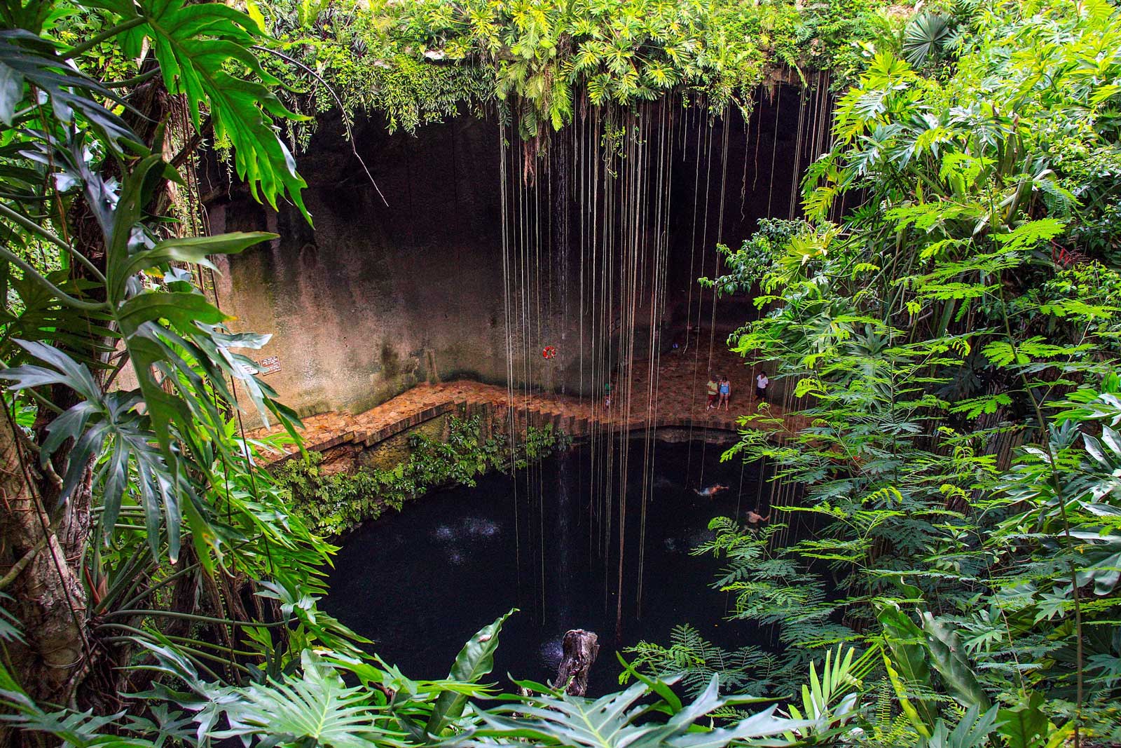 Cenote-Ik-Kil_AdobeStock