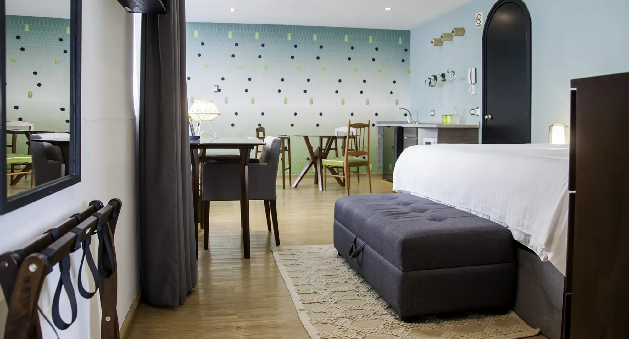 PUG SEAL ALLAN POE MASTER SUITE6
