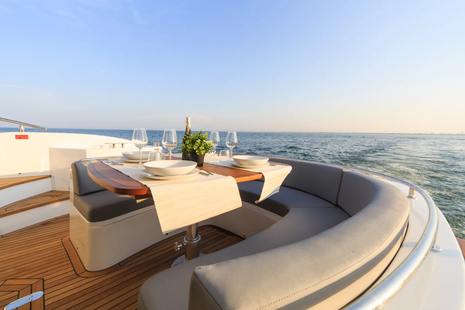 eteexperienceyacht-dining2021stock001