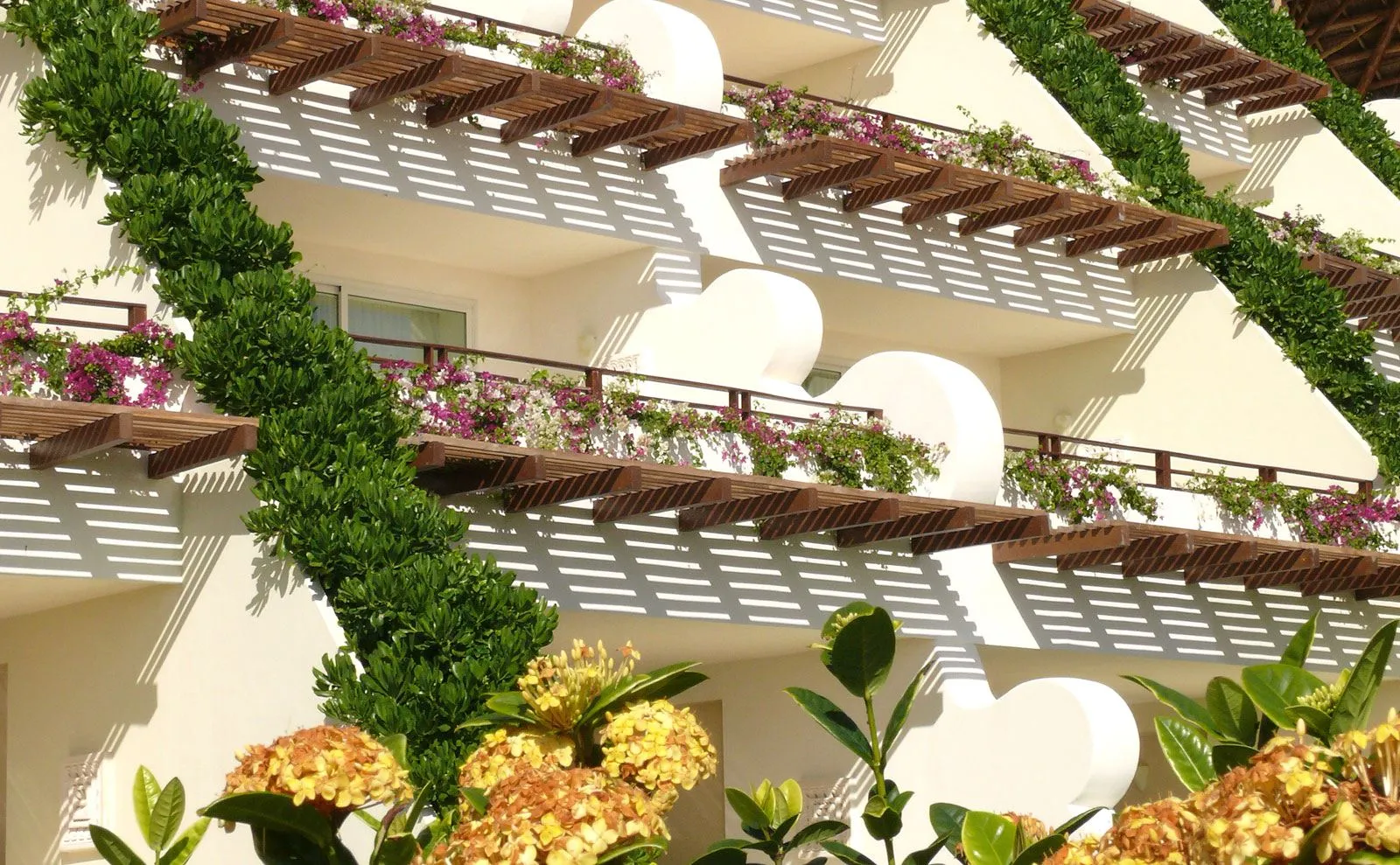 grand-velas-riviera-maya-ambassador-family-section-with-garden