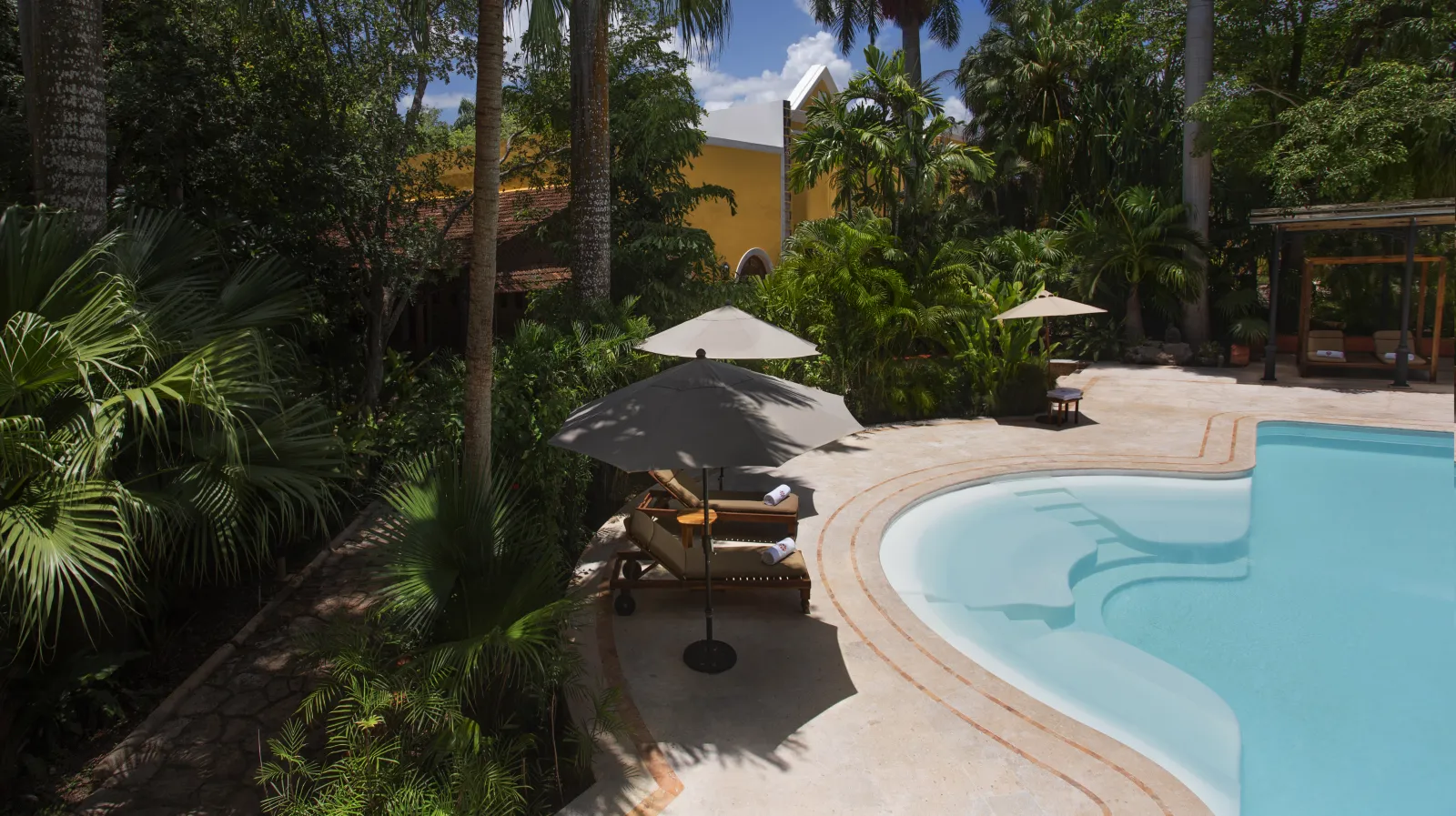 hacienda-xcanatun-pool-side