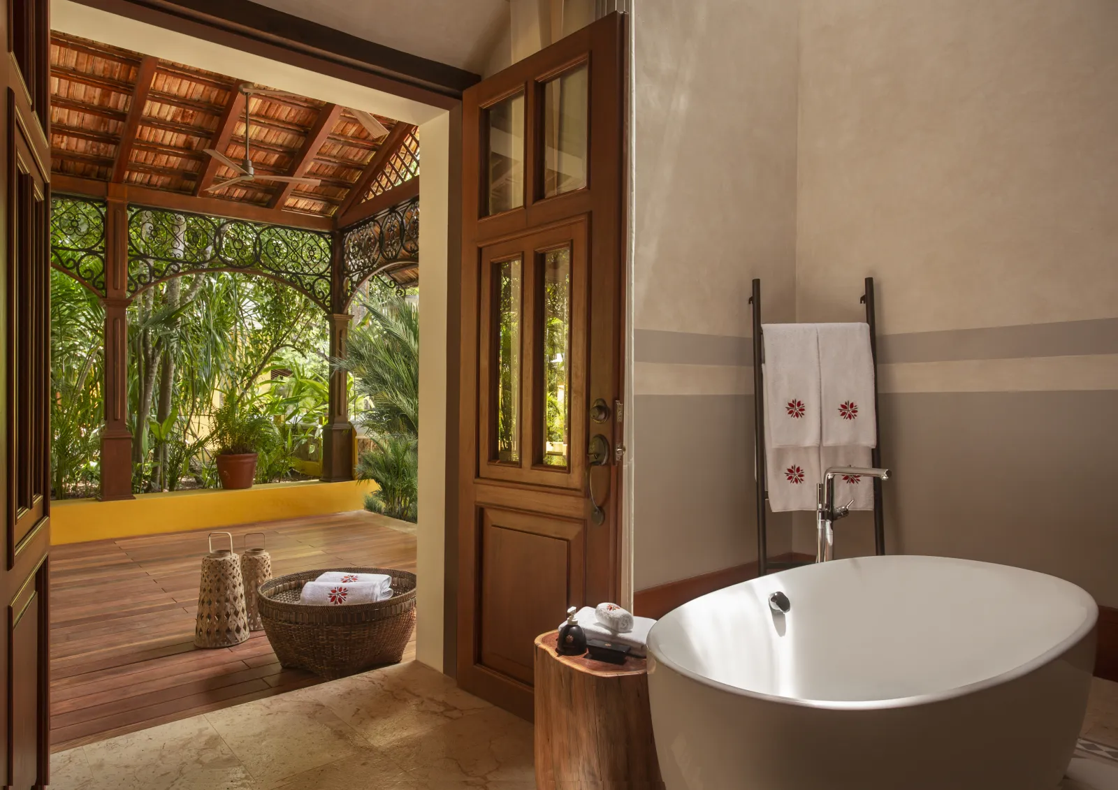 hacienda-xcanatun-yaab-governor-pool-suite-bathtub